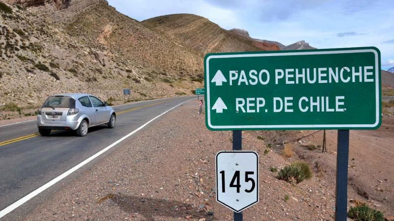 Un auto de Chile volcó en el Paso Pehuenche: tres lesionados leves